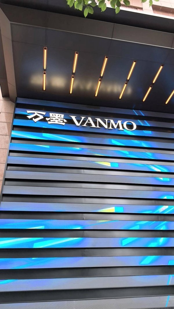北京科汇配资 晨意帮忙丨疑因对房价和服务不满，房客在酒店走廊放装粪便垃圾桶还给差评，双方发声