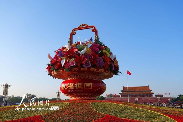 库东投资 “祝福祖国”巨型花篮亮相天安门广场